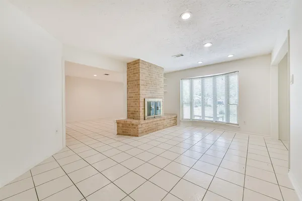 $3,000 | 807 Stadium Circle, Friendswood, TX 77546