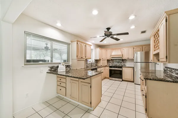 $3,000 | 807 Stadium Circle, Friendswood, TX 77546
