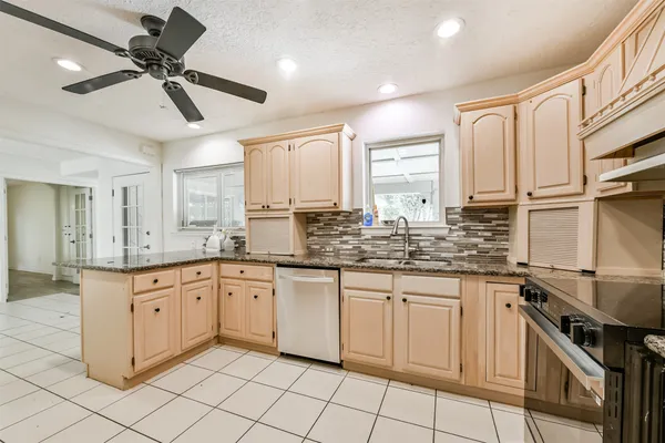 $3,000 | 807 Stadium Circle, Friendswood, TX 77546