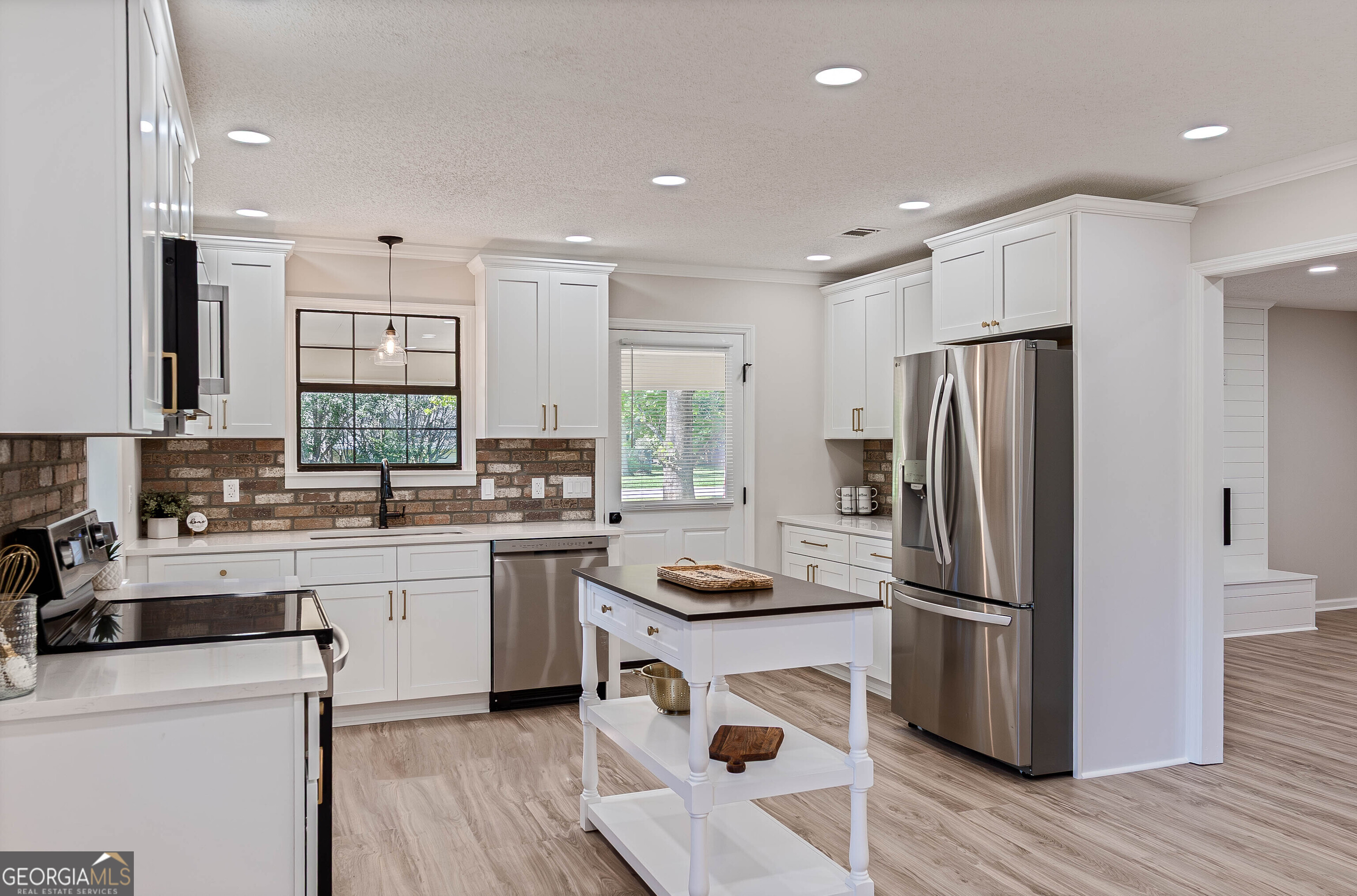 1010 Cherrywood Road Waycross, GA 31503 - Photo 5 of 27
