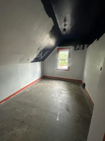 a view of a house with backyard