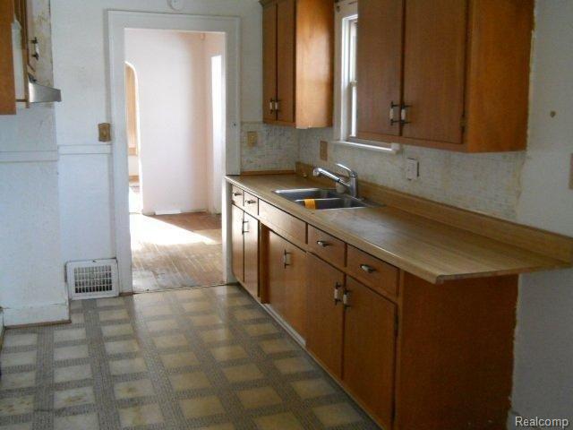 85 Mohawk Road Pontiac, MI 48341 - Photo 3 of 7 1-16 021.jpg
