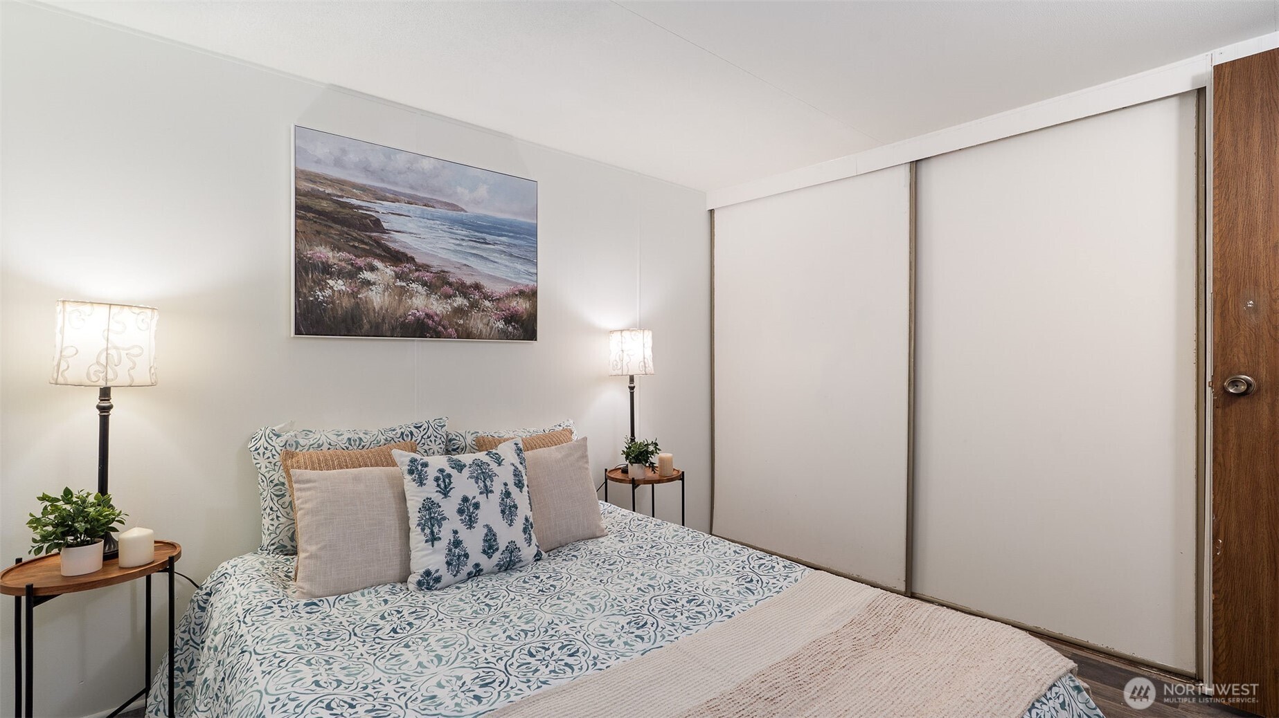 11622 Silver Lake Road, Unit 20B Everett, WA 98208 - Photo 13 of 38 a bedroom with a bed and a table in it