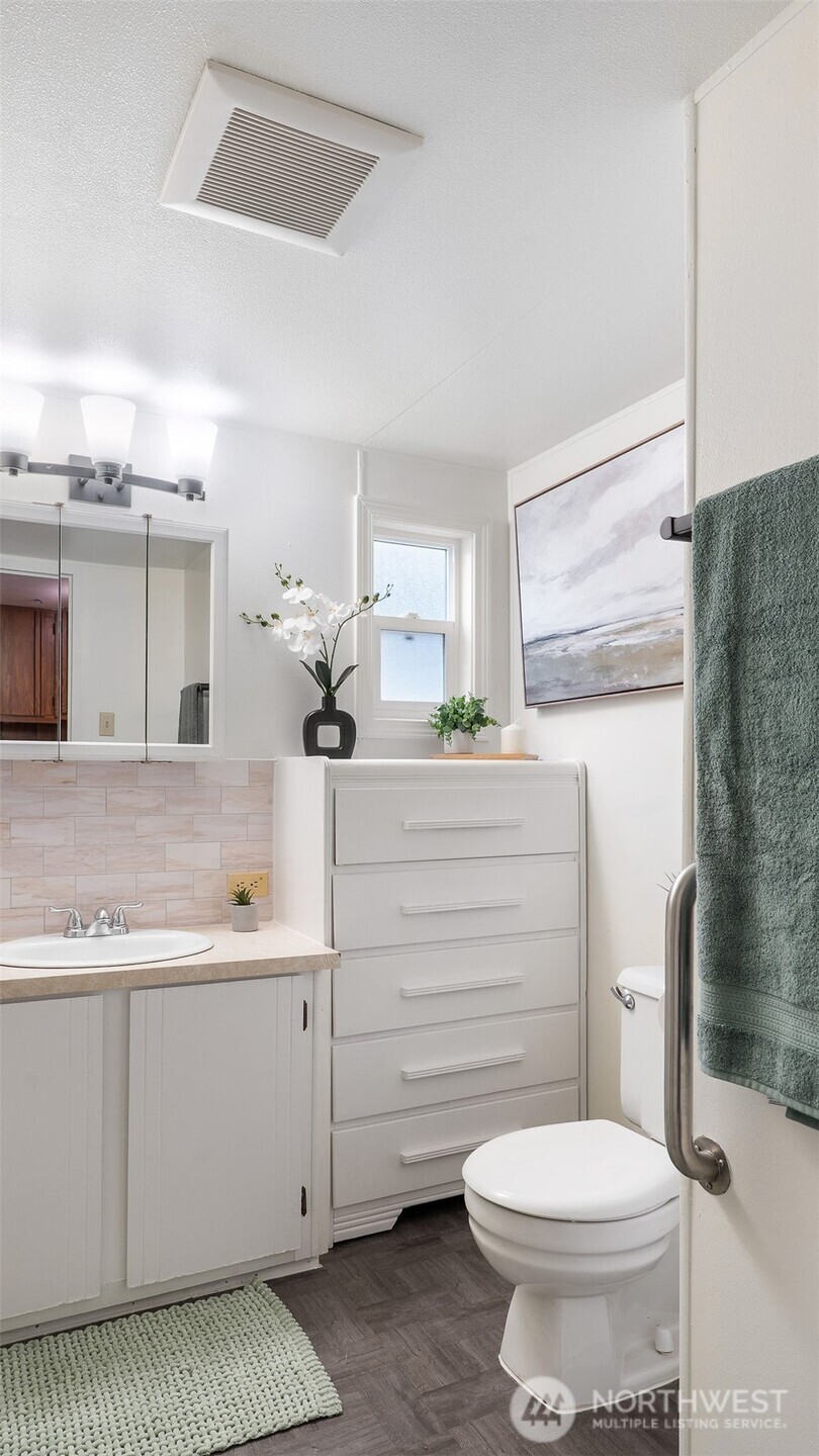 11622 Silver Lake Road, Unit 20B Everett, WA 98208 - Photo 17 of 38 a bathroom with a sink a toilet and vanity