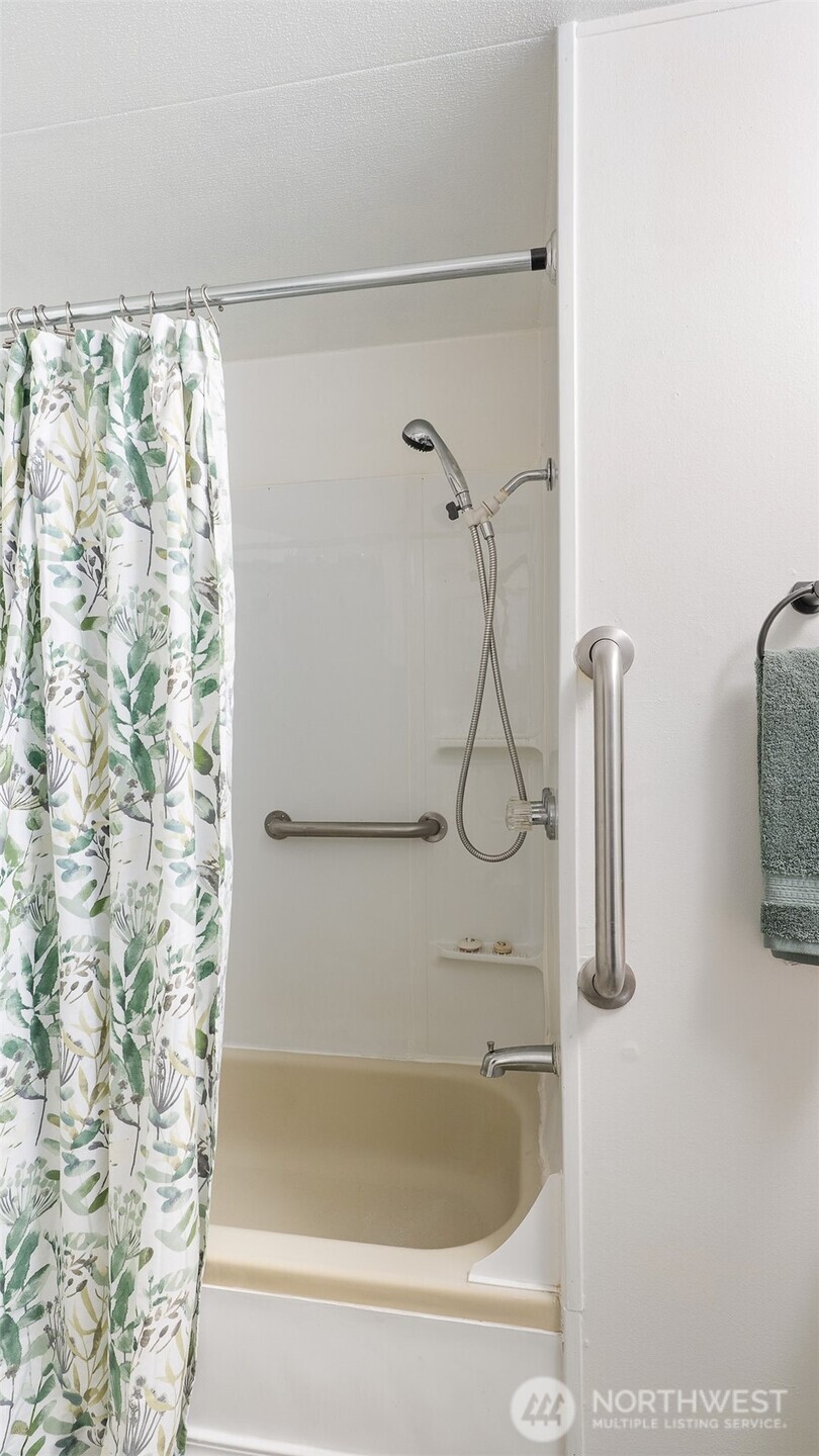 11622 Silver Lake Road, Unit 20B Everett, WA 98208 - Photo 18 of 38 a bathroom with a shower
