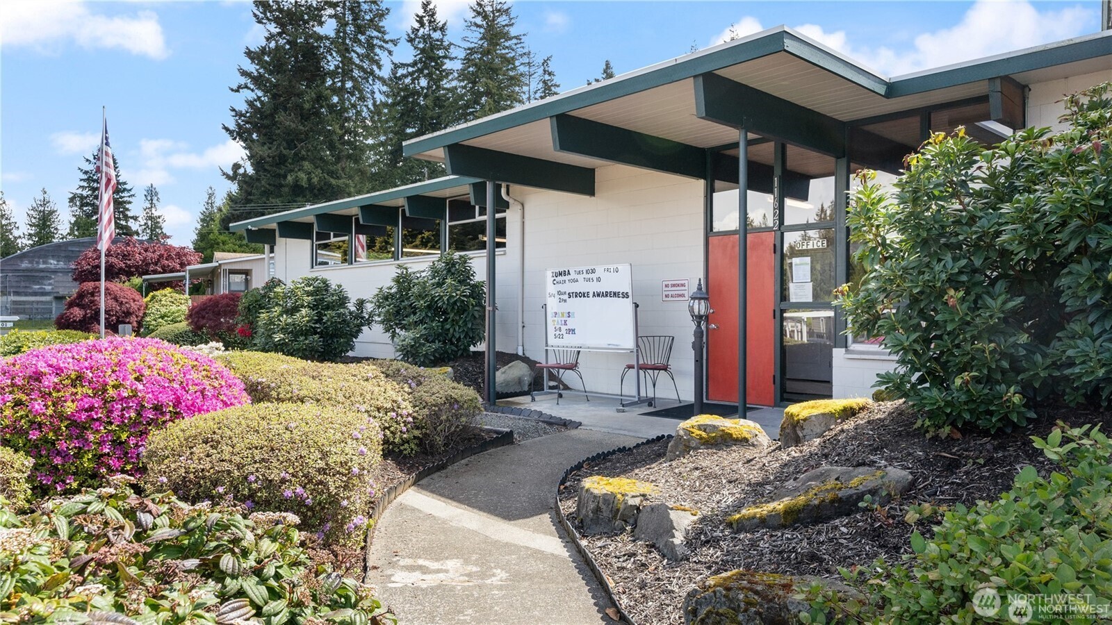11622 Silver Lake Road, Unit 20B Everett, WA 98208 - Photo 27 of 38 a patio with table and chairs and potted plants