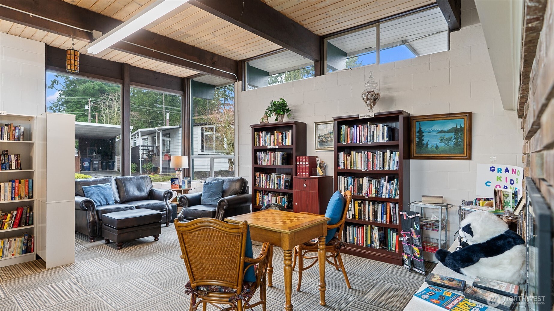 11622 Silver Lake Road, Unit 20B Everett, WA 98208 - Photo 32 of 38 a living room with furniture and a book shelf