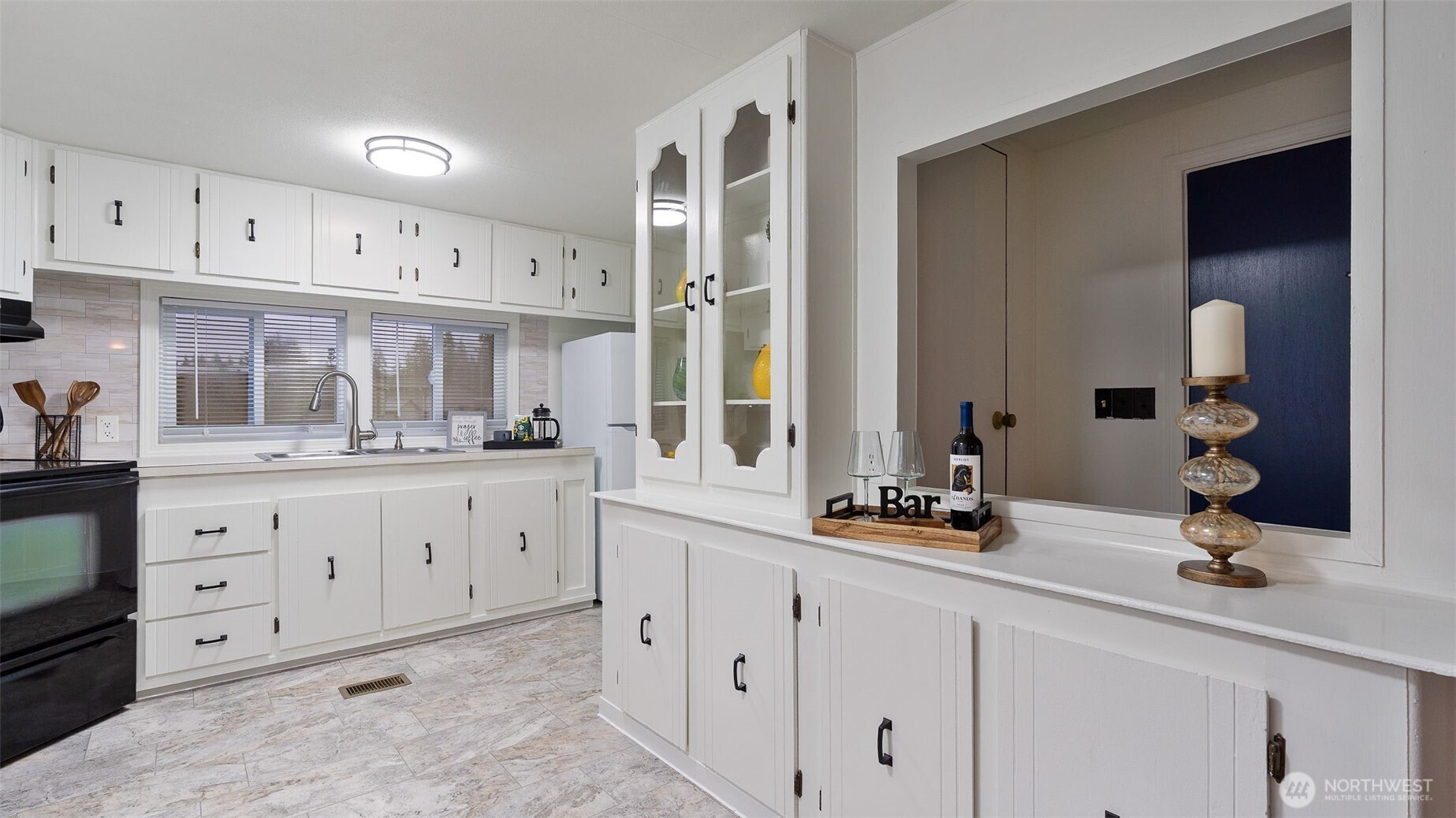 11622 Silver Lake Road, Unit 20B Everett, WA 98208 - Photo 5 of 38 a bathroom with a sink vanity and mirror