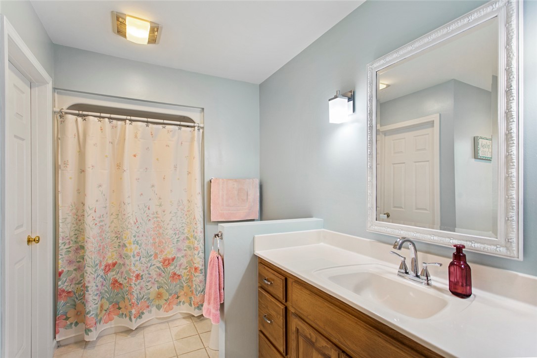 426 South Cove Road Seneca, SC 29672 - Photo 14 of 39 Primary Bath.