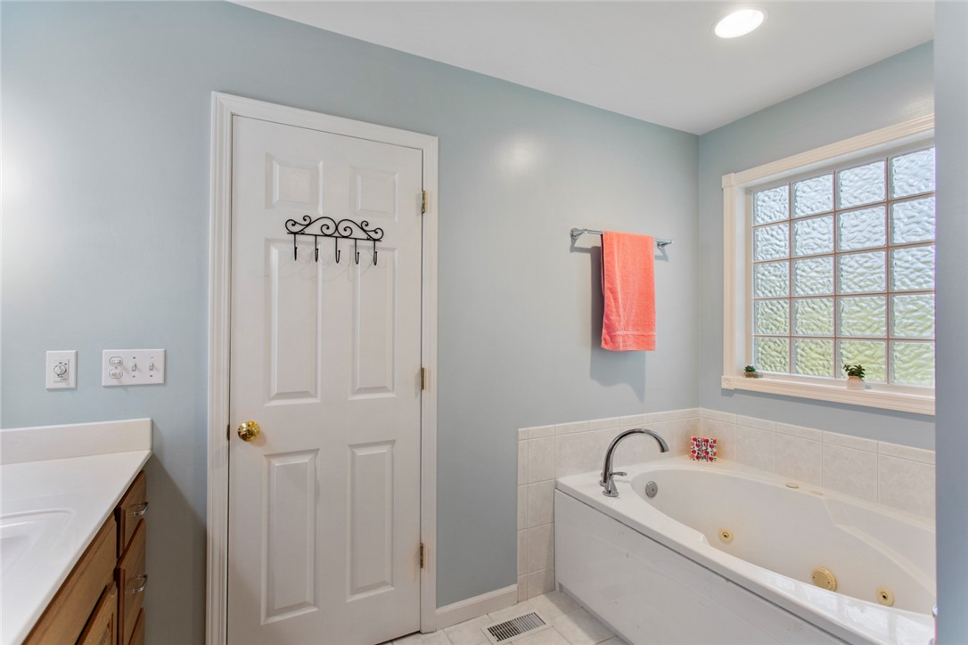 426 South Cove Road Seneca, SC 29672 - Photo 15 of 39 Primary Bath.