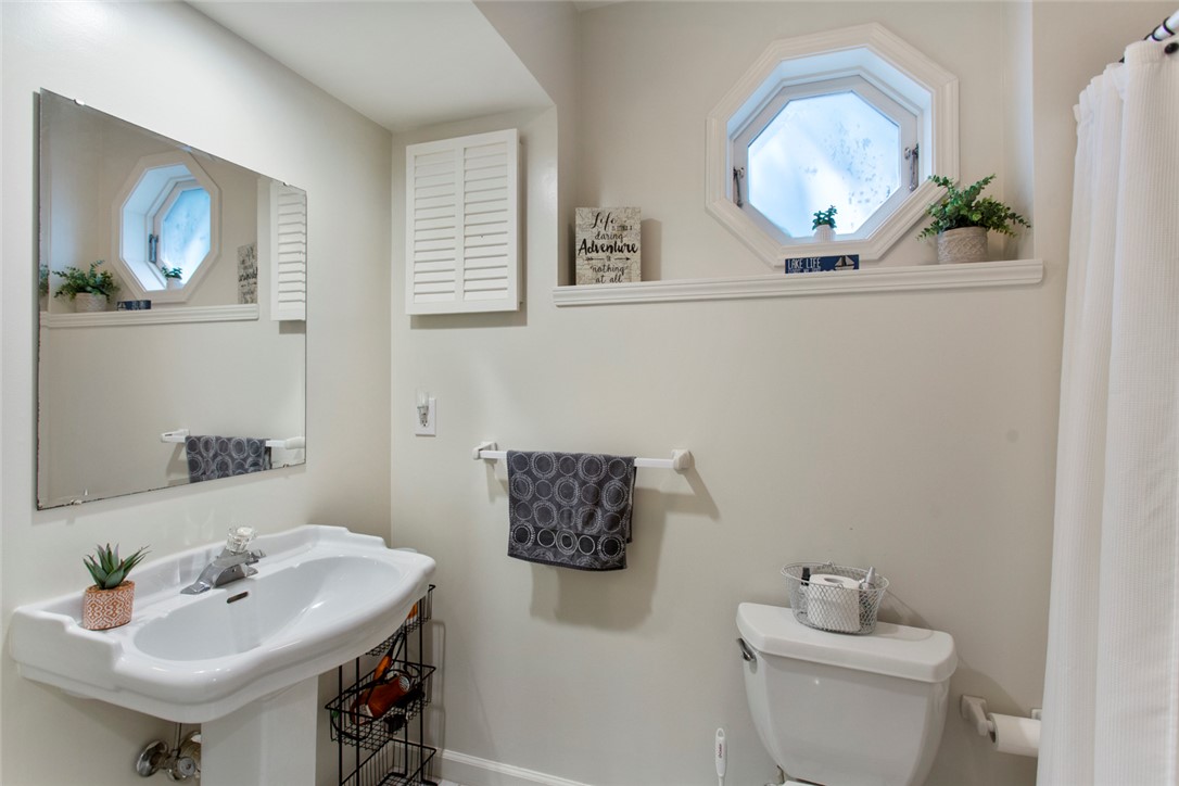 426 South Cove Road Seneca, SC 29672 - Photo 24 of 39 Lower Level Bathroom.