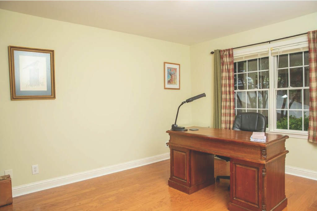 426 South Cove Road Seneca, SC 29672 - Photo 25 of 39 Third Bedroom On The Upper Level.