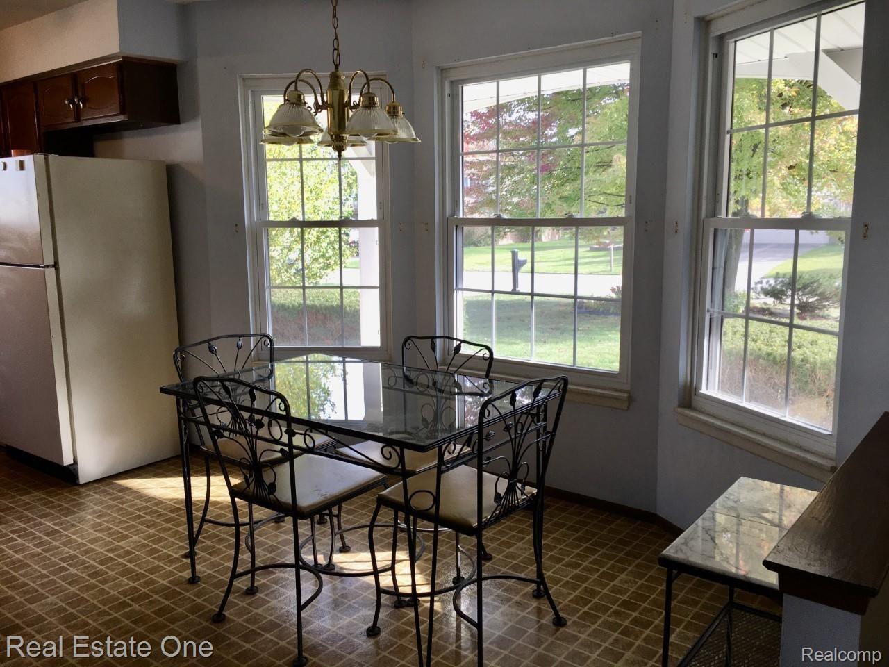 286 Prospect Drive Rochester, MI 48307 - Photo 3 of 20 KITCHEN EATING AREA