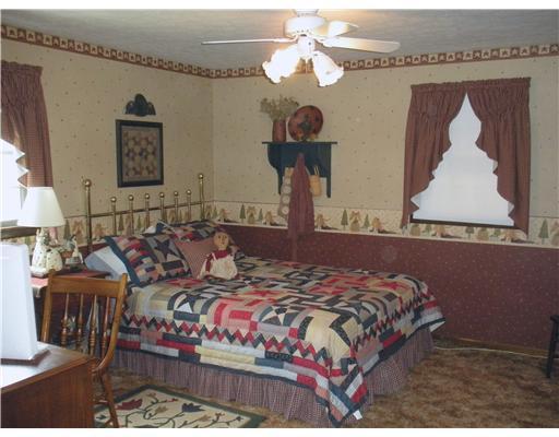 1155 O'Block Road Plum, PA 15239 - Photo 14 of 18 Bedroom. 15X13 MIDDLE BEDROOM.
