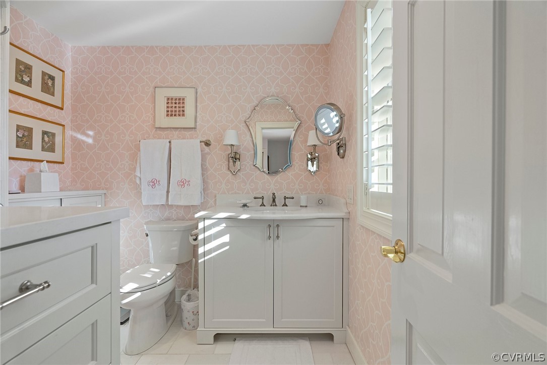 6161 River Road, Unit 27 Richmond, VA 23226 - Photo 18 of 26 a spacious bathroom with a toilet sink and mirror