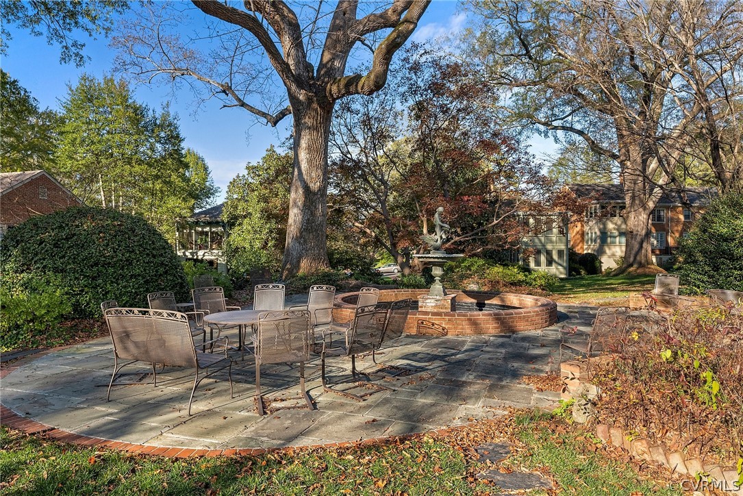 6161 River Road, Unit 27 Richmond, VA 23226 - Photo 26 of 26 a view of a backyard with sitting area