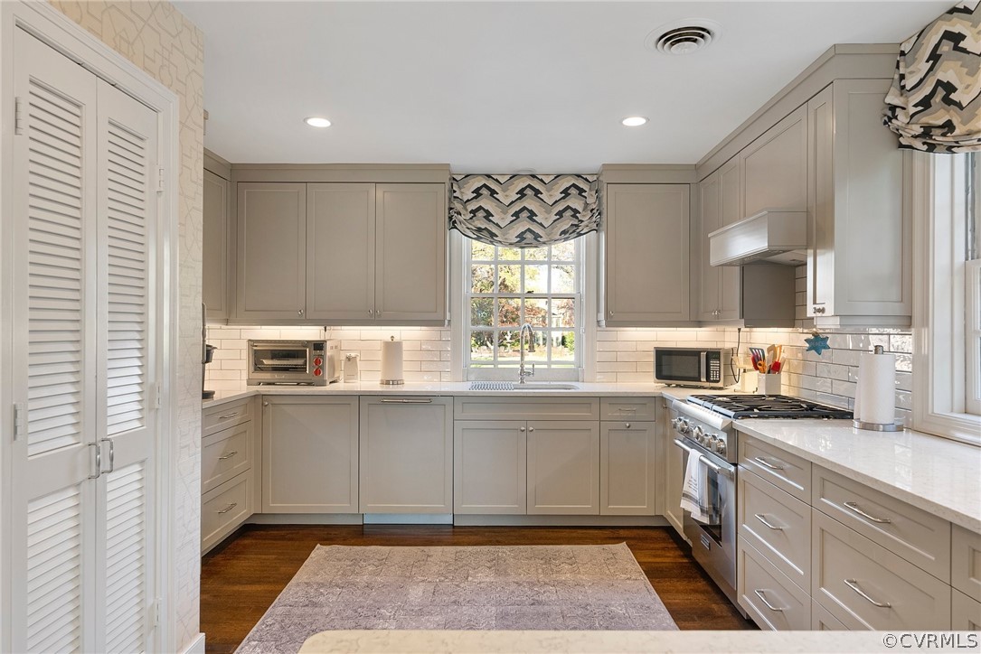 6161 River Road, Unit 27 Richmond, VA 23226 - Photo 8 of 26 a kitchen with a sink stove and cabinets