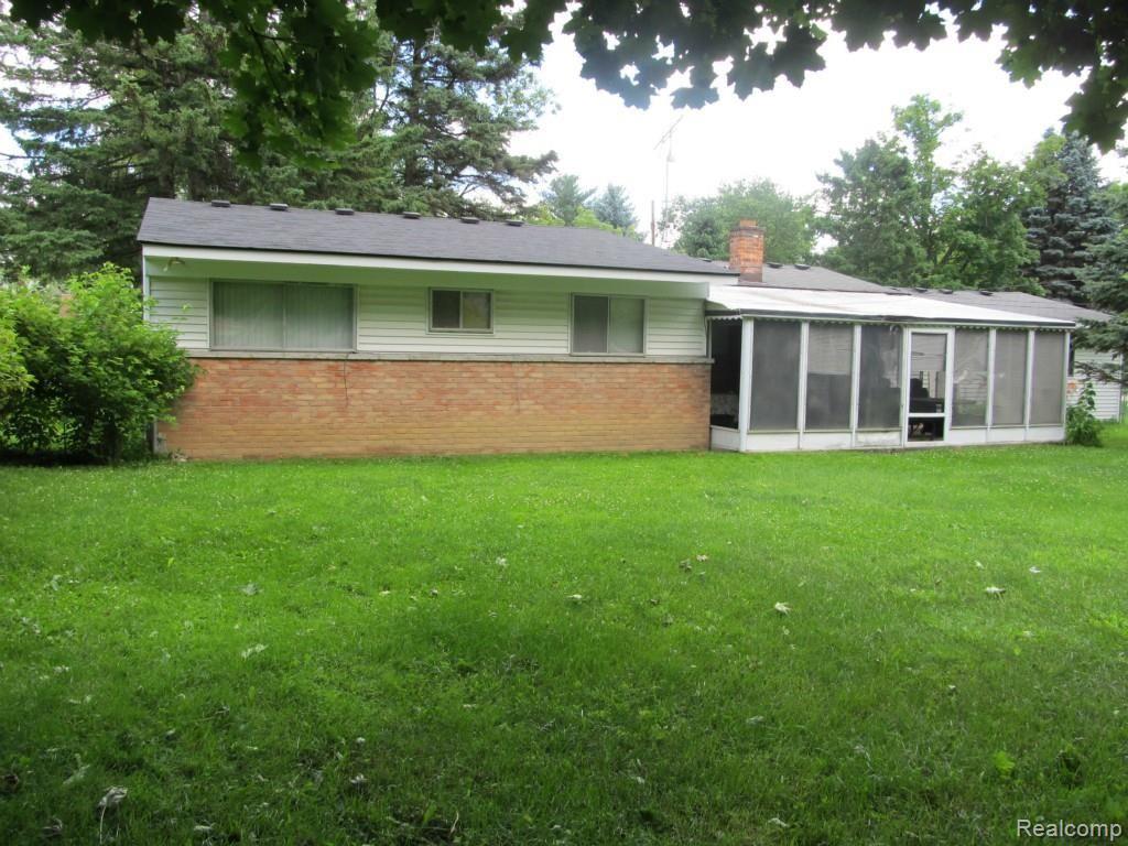 911 North Commerce Road Commerce Township, MI 48382 - Photo 8 of 16 IMG_3882.jpg
