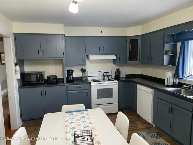 $2,400 | 211 Main Street, Unit A, Saugerties, NY 12477