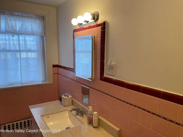 $2,400 | 211 Main Street, Unit A, Saugerties, NY 12477