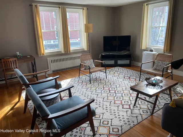 $2,400 | 211 Main Street, Unit A, Saugerties, NY 12477