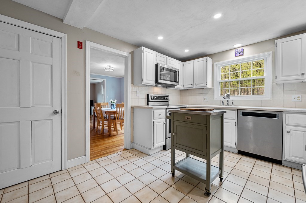 8 Valley Brook Road Westborough, MA 01581 - Photo 3 of 28 Gallery Image 3