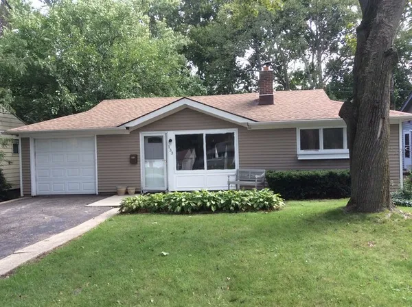 $2,400 | 133 North Woodlawn Street, Wheaton, IL 60187