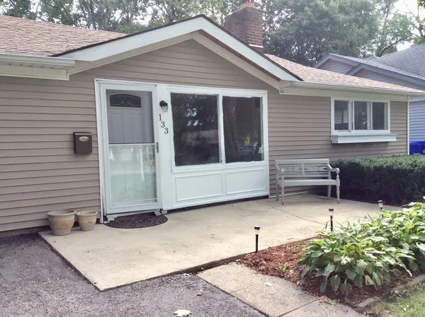 $2,400 | 133 North Woodlawn Street, Wheaton, IL 60187
