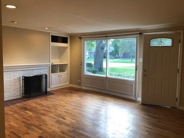 $2,400 | 133 North Woodlawn Street, Wheaton, IL 60187