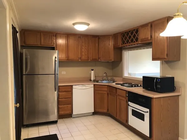 $2,400 | 133 North Woodlawn Street, Wheaton, IL 60187