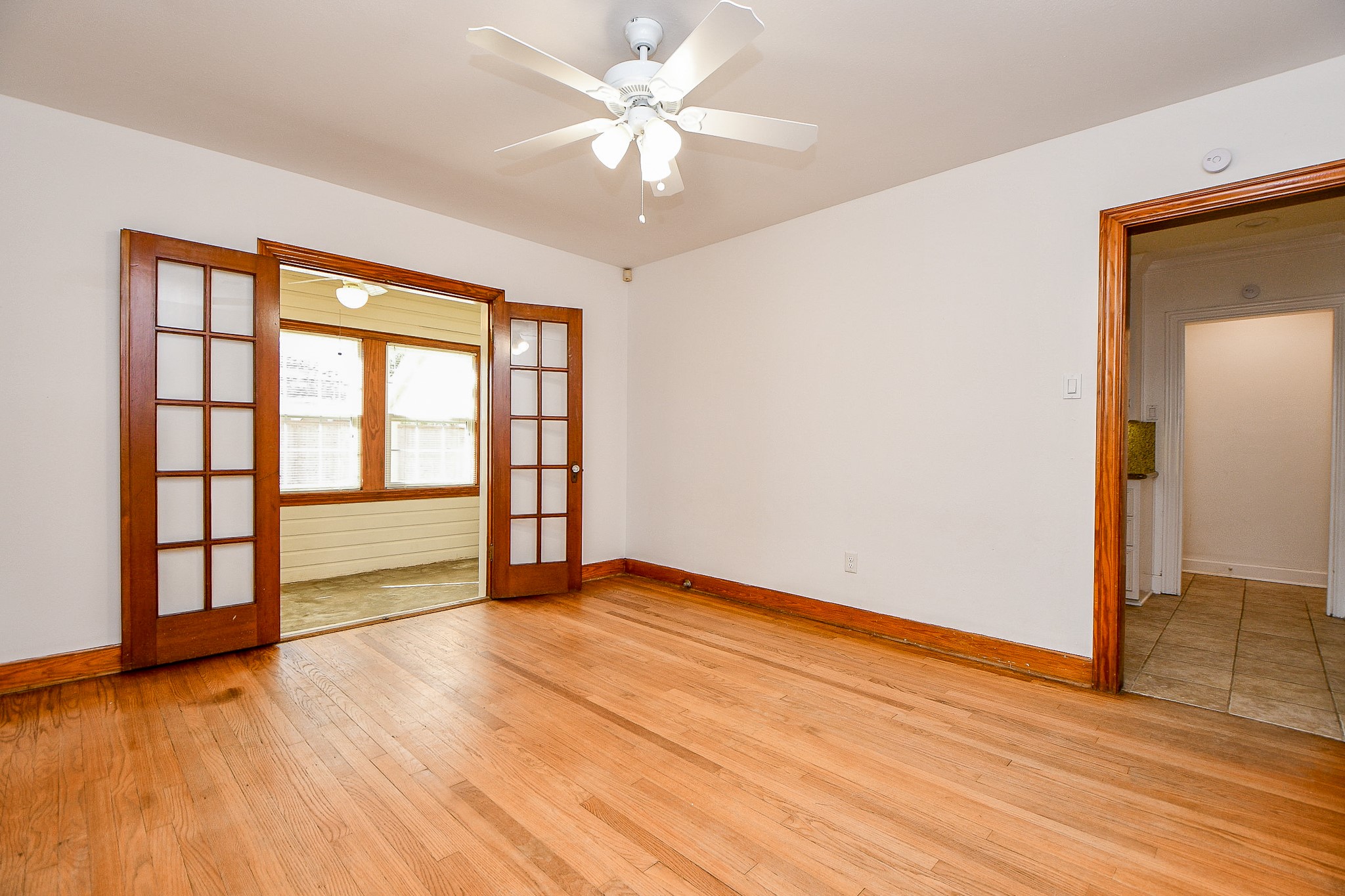 609 Milwaukee Street Houston, TX 77009 - Photo 21 of 32 wooden floor in an empty room with a window
