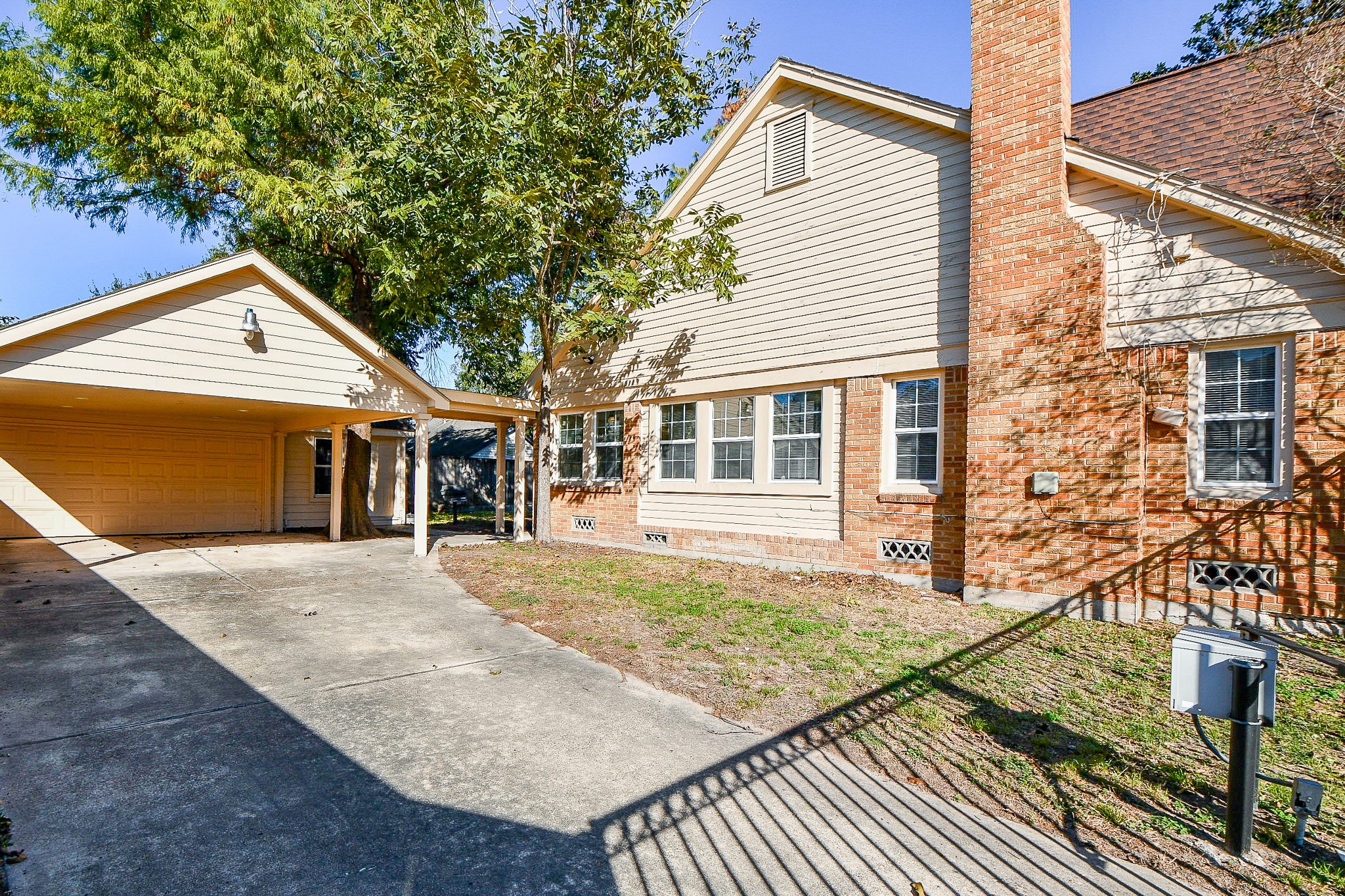 609 Milwaukee Street Houston, TX 77009 - Photo 29 of 32 a front view of a house with a yard