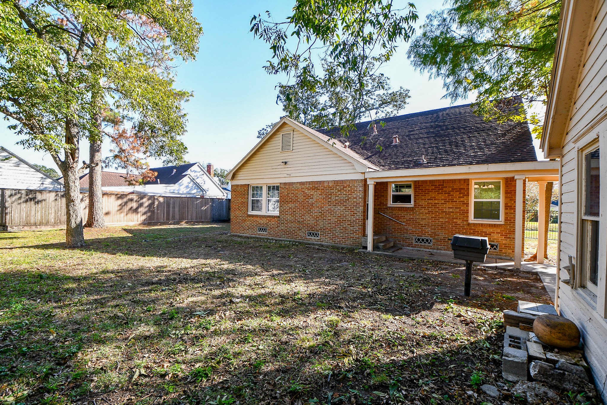 609 Milwaukee Street Houston, TX 77009 - Photo 31 of 32 a front view of a house with garden