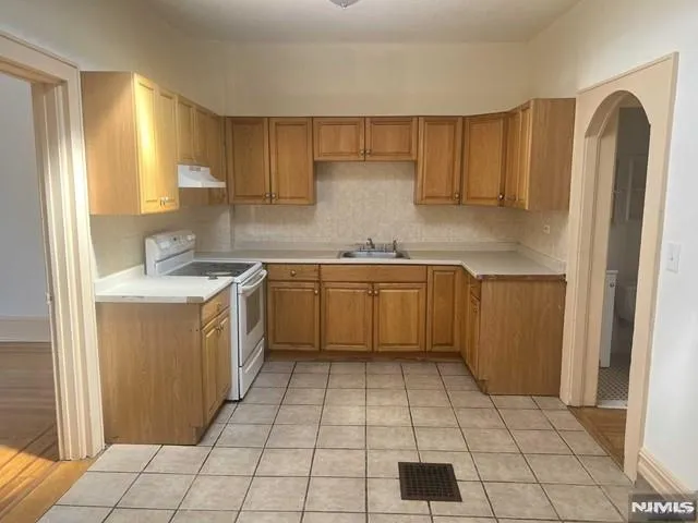 $3,200 | 212 Main Street, Ridgefield Park, NJ 07660