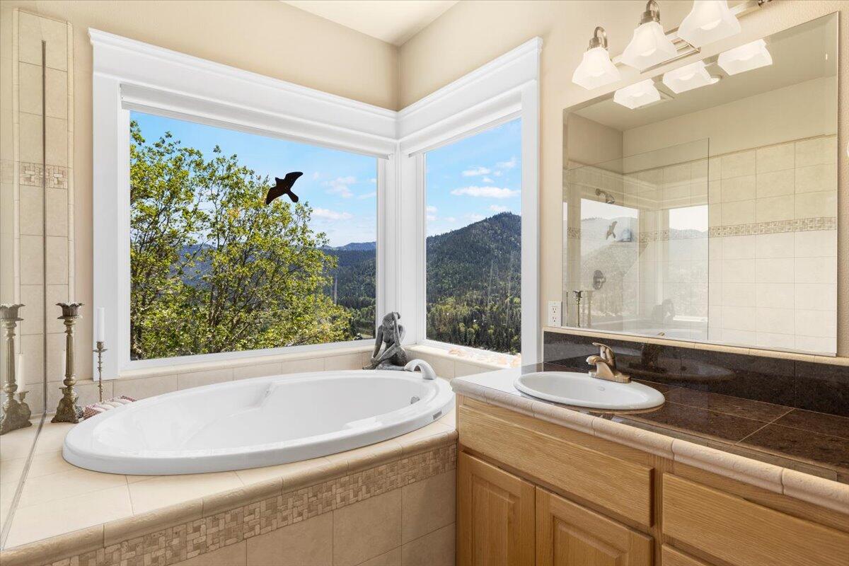 3344 Pearce Park Road Grants Pass, OR 97526 - Photo 39 of 65 Large soaking/jet tub with those amazing views.