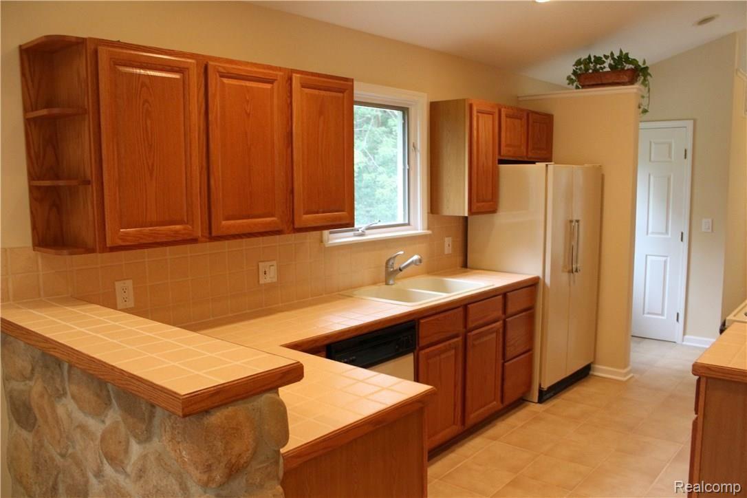 2724 Hickory Lawn Road Rochester, MI 48307 - Photo 3 of 30 3.JPG