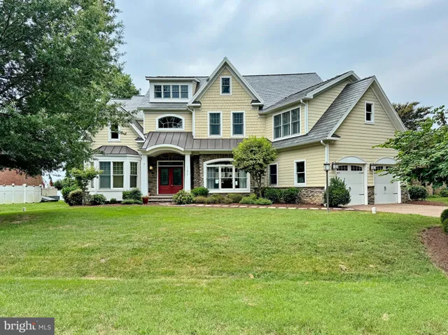 a view of a yard in front of the house