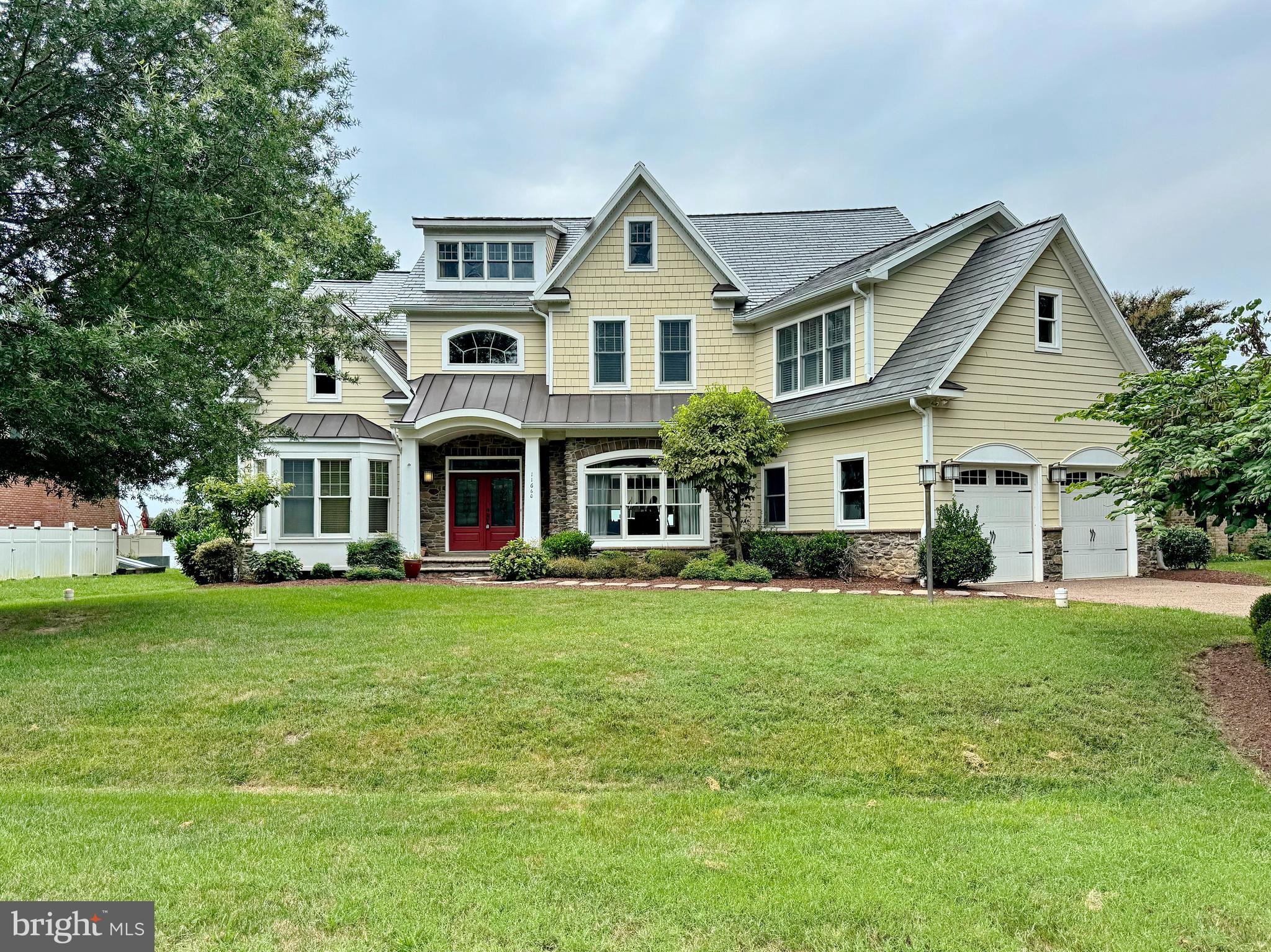 a view of a yard in front of the house