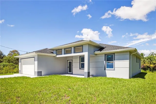 a front view of house with yard and entertaining space