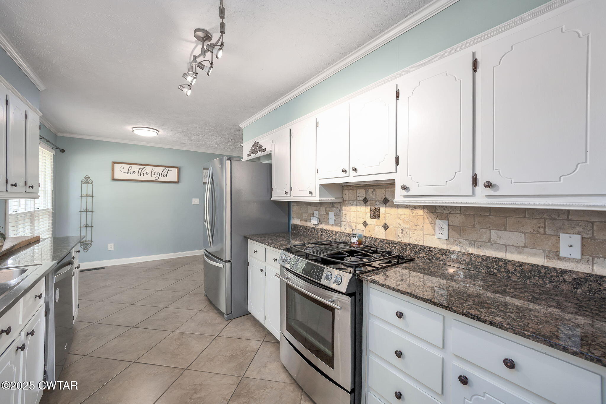 6 Jamestown Drive Jackson, TN 38305 - Photo 11 of 32 a kitchen with stainless steel appliances granite countertop a stove and a refrigerator
