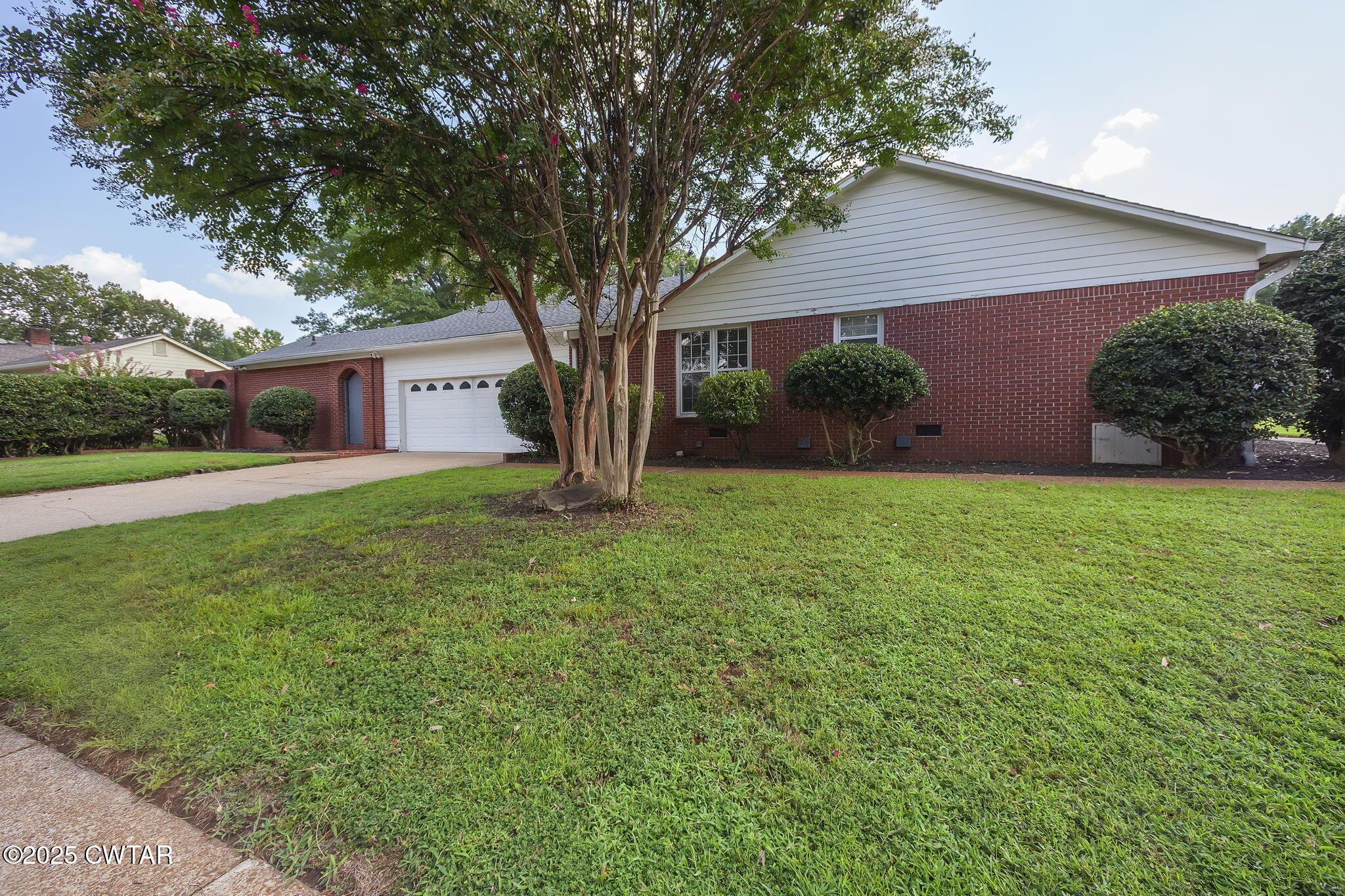 6 Jamestown Drive Jackson, TN 38305 - Photo 4 of 32 a front view of house with yard and green space