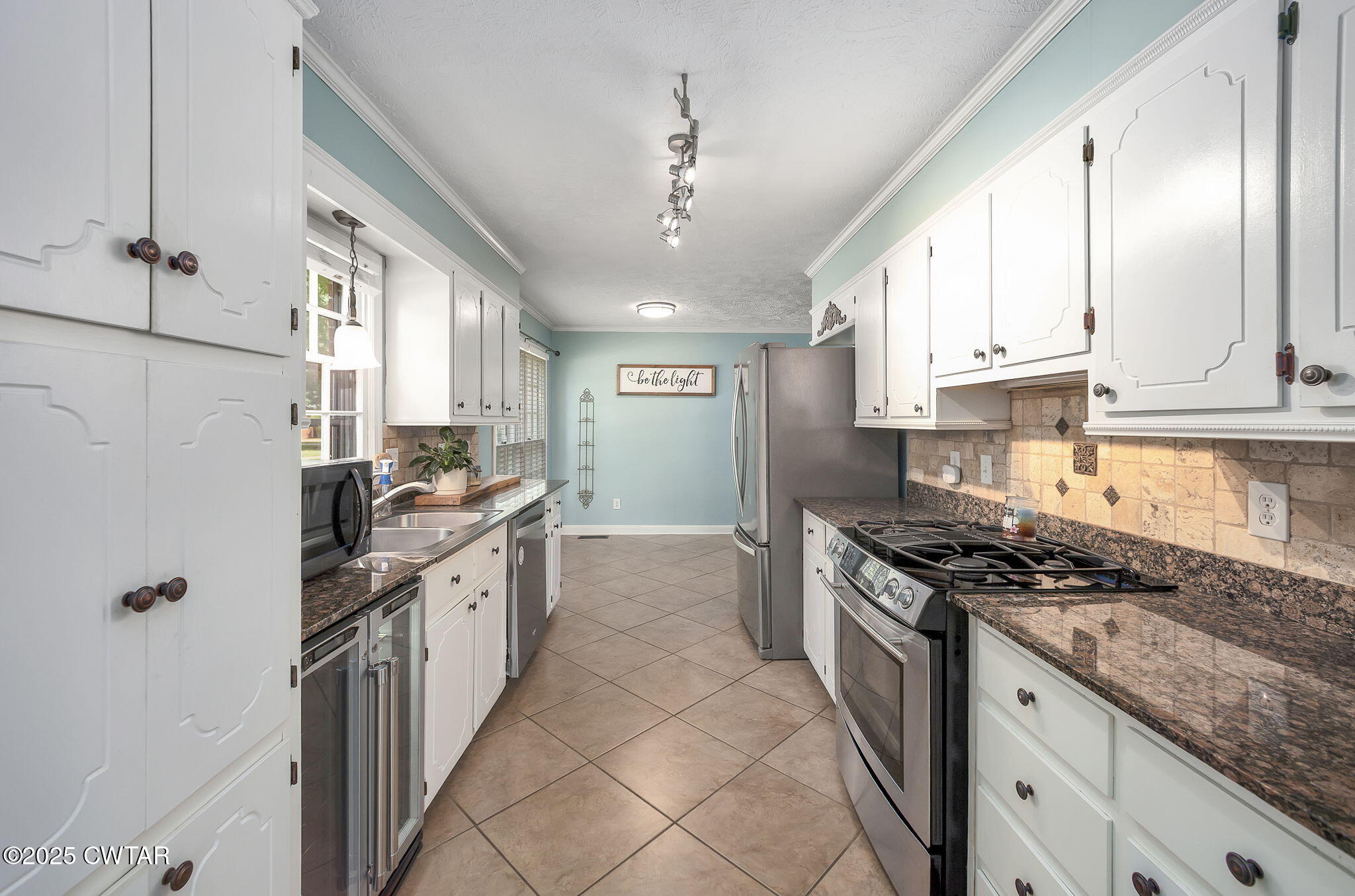 6 Jamestown Drive Jackson, TN 38305 - Photo 10 of 32 a kitchen with stainless steel appliances granite countertop a sink stove and refrigerator