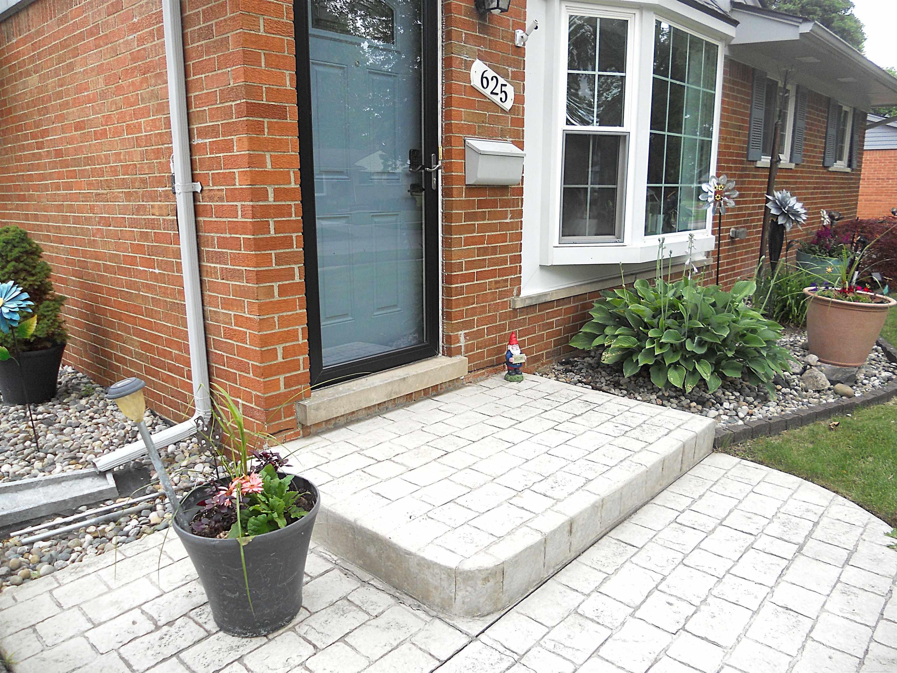 625 Rewold Drive Rochester, MI 48307 - Photo 3 of 69 50213110-696a4e16-48ee-4930-b0ca-49c2bb45497f.JPG