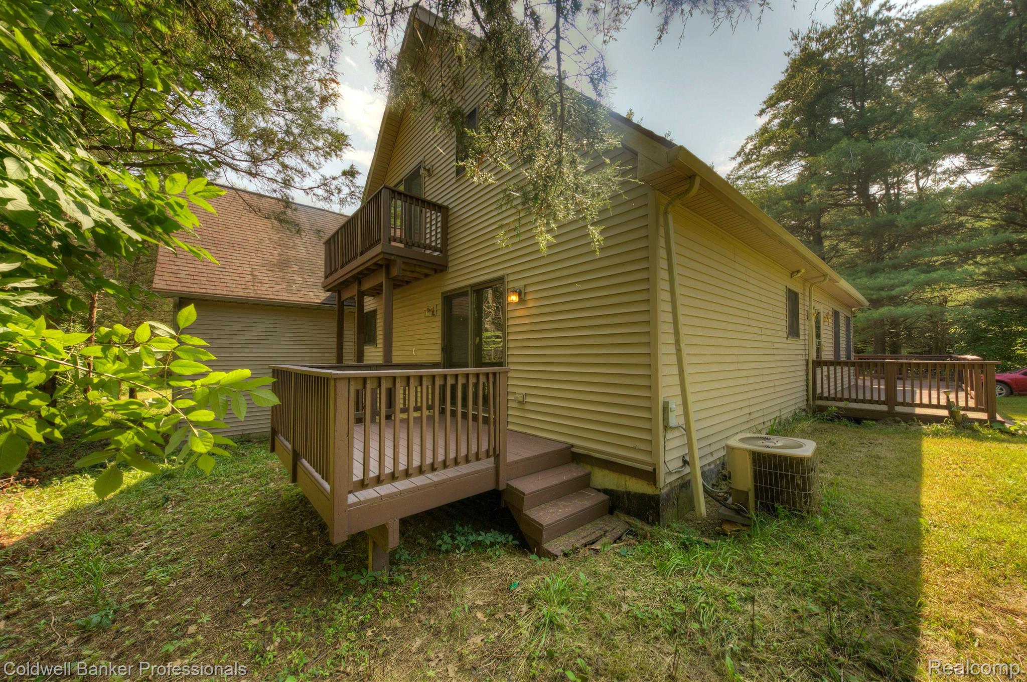 5682 Jefferson Road North Branch, MI 48461 - Photo 33 of 38 View of back deck & balcony