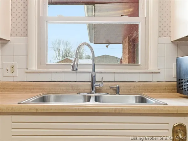 $1 | 205 Crestwood Drive, Madison, IN 47250