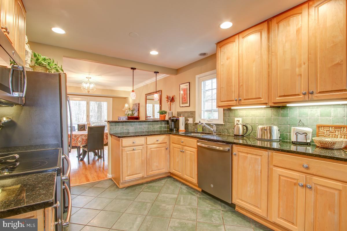 2014 Homer Terrace Reston, VA 20191 - Photo 12 of 44 Updated Appliances!