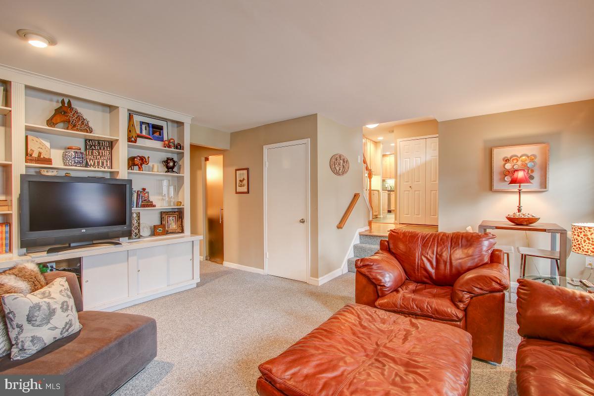2014 Homer Terrace Reston, VA 20191 - Photo 21 of 44 Large Family Room