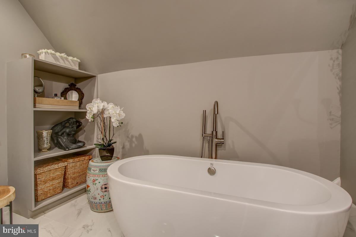 2014 Homer Terrace Reston, VA 20191 - Photo 28 of 44 Bathtub nook in Master Bath