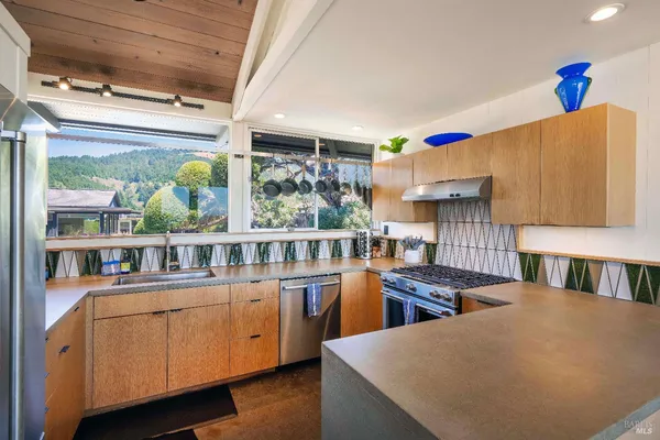 $9,995,000 | 156 Seadrift Road, Stinson Beach, CA 94970