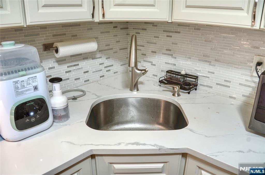 388 Poets Way Mahwah, NJ 07430 - Photo 9 of 30